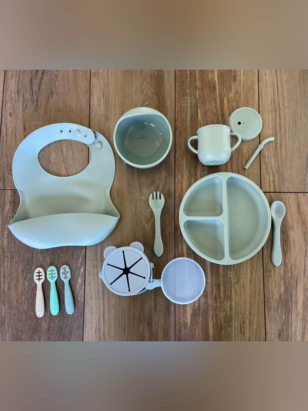 Silicone Kids Feeding Set in blue includes Bib, Plate, Bowl & Utensils like new